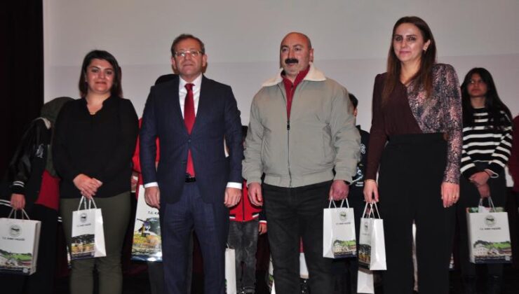 Kars’ta en çok kitap okuyan öğrenci ve velilere ödülleri verildi – Birlik Haber Ajansı
