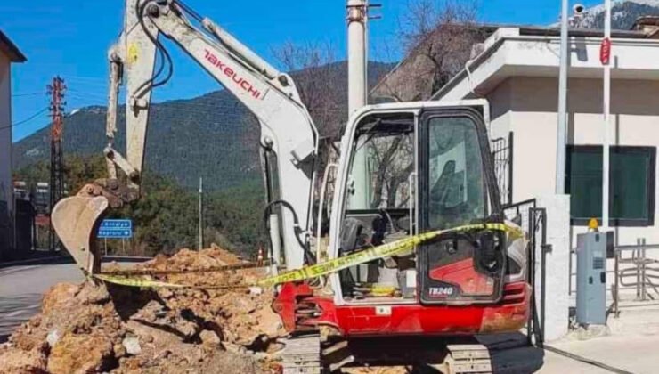 Antalya’da feci iş kazası: Kepçenin bomuna sıkışan belediye çalışanı hayatını kaybetti – Birlik Haber Ajansı