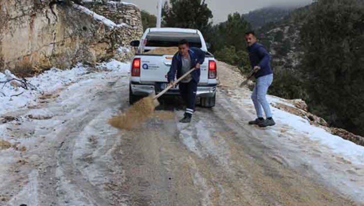 Antalya’da buz tutan yollarda tuzlama çalışması – Birlik Haber Ajansı