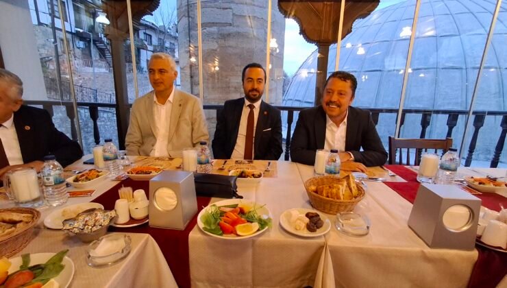 Beypazarı Belediye Başkanı Dr. Özer Kasap, iftar yemeğinde siyasi parti başkanlarıyla araya geldi – Birlik Haber Ajansı