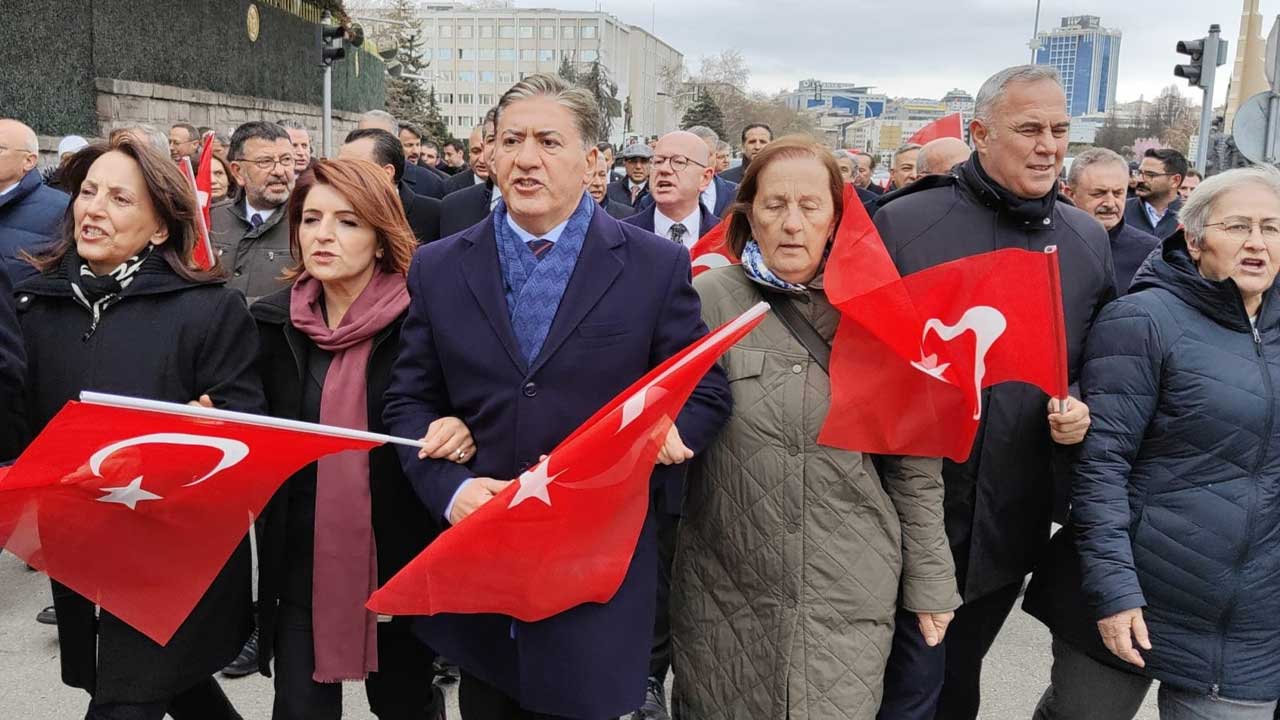 CHP Milletvekilleri Meclis’ten Genel Merkeze yürüdü – Birlik Haber Ajansı