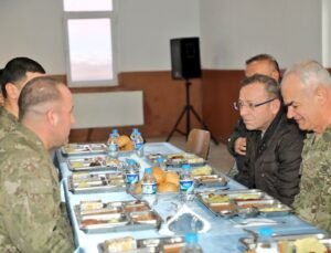 Vali Ziya Polat, Mehmetçikle iftarda bir araya geldi – Birlik Haber Ajansı