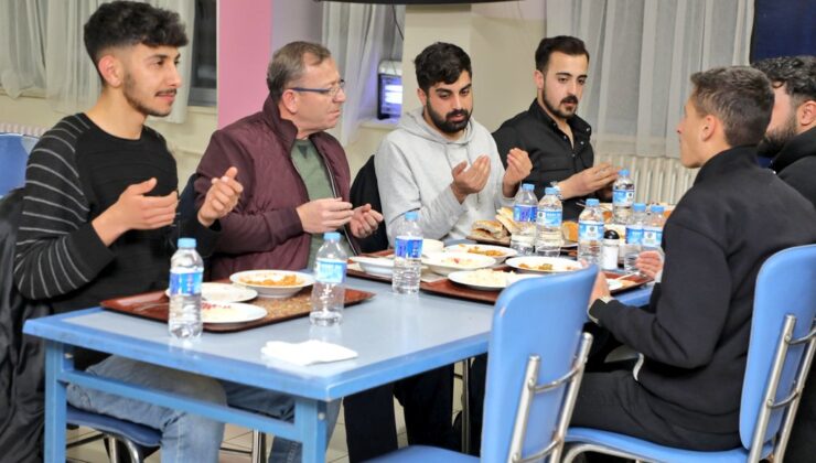Kars Valisi Ziya Polat, iftarını KYK Erkek Öğrenci Yurdu’nda yaptı – Birlik Haber Ajansı