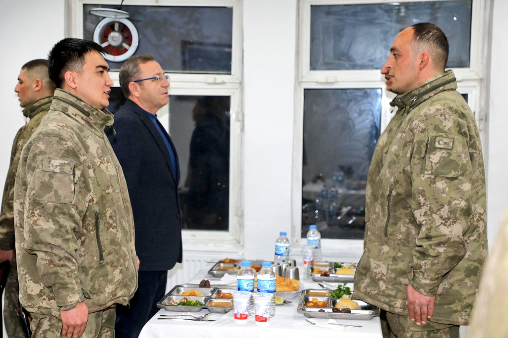 Vali Ziya Polat, sınır hattındaki Mehmetçikle iftarda bir araya geldi – Birlik Haber Ajansı