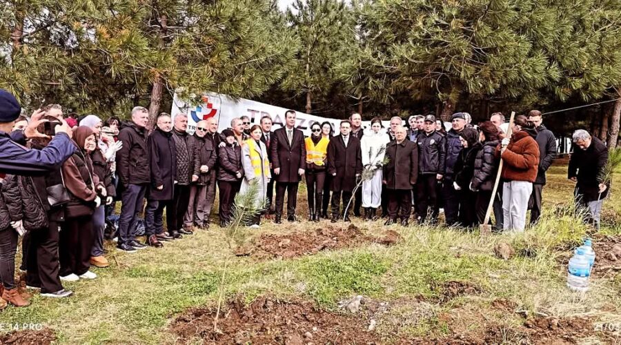 Beşikdüzü’nde fidanlar toprakla buluştu