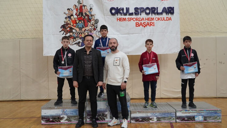 Isparta'da yıldız erkekler güreş grup müsabakaları tamamlandı
