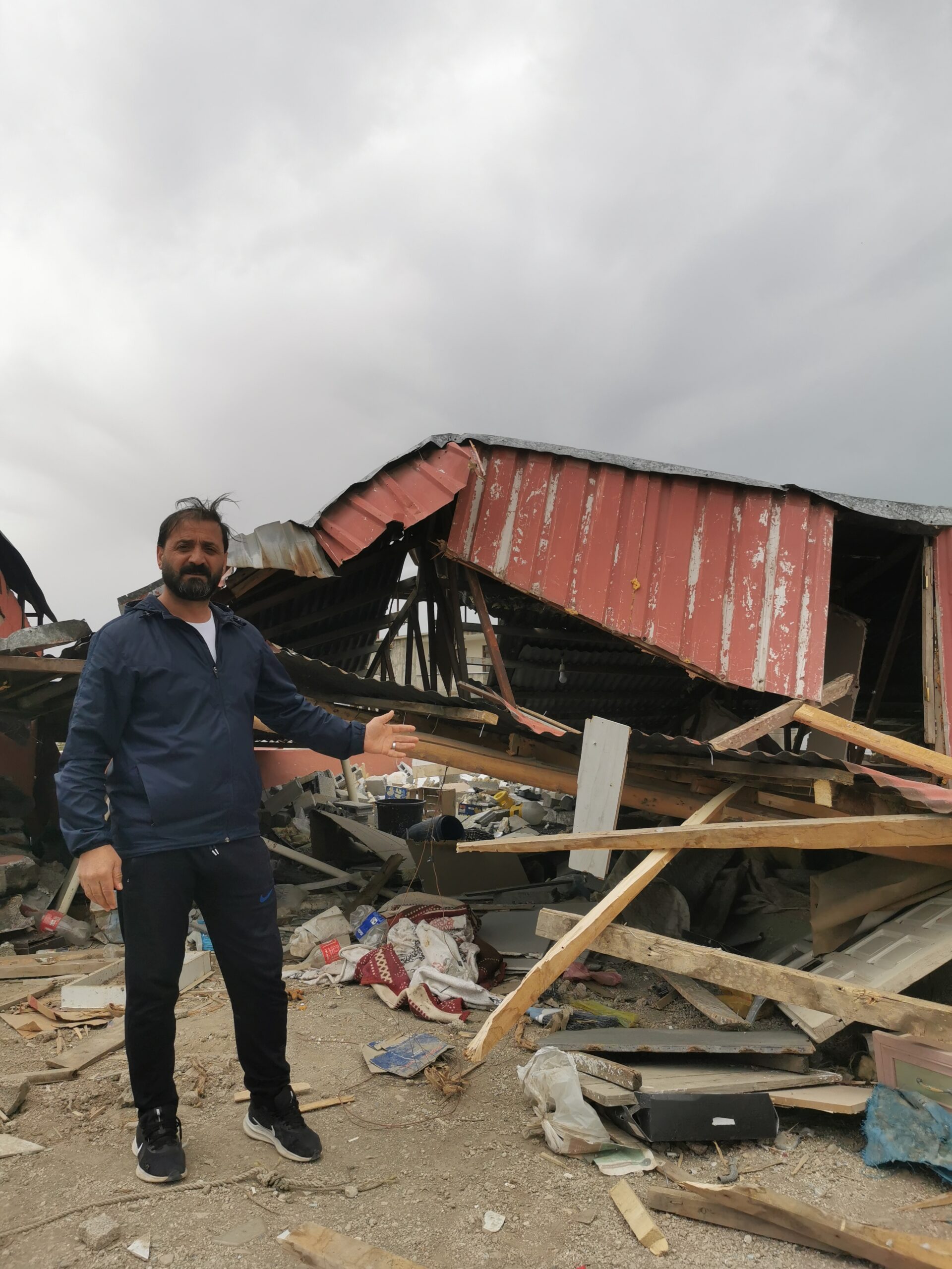 Van’da şiddetli fırtına çatıları uçurdu araçlara zarar verdi – Birlik Haber Ajansı