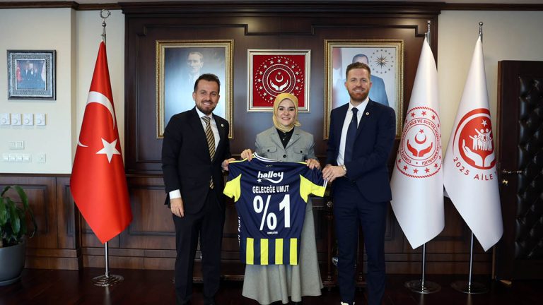 Futbol A.Ş. Yönetim Kurulu Üyemiz Ömer Topbaş ile Sportif Direktörümüz Devin Özek, Türkiye Aile ve Sosyal Hizmetler Bakanı Mahinur Özdemir Göktaş’ı ziyaret etti