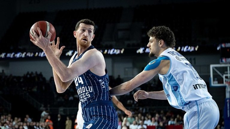 Anadolu Efes deplasmanda Türk Telekom’u yenerek yarı finale yükseldi!
