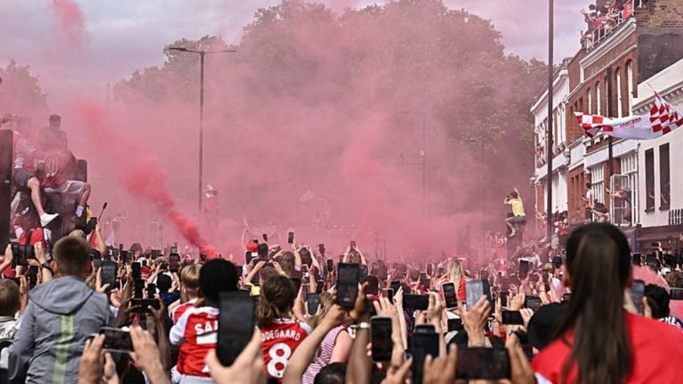 Arsenal, 22 yıl sonra gelen şampiyonluğu taraftarlarıyla kutladı!