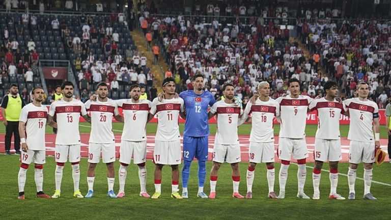 A Milli Futbol Takımımızda şanssız sakatlık! Eren Elmalı maça devam edemedi