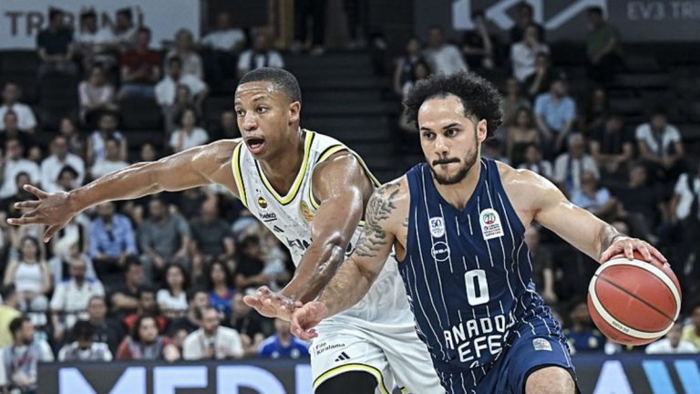 Anadolu Efes, Fenerbahçe Beko karşısında seriyi 2-1’e getirdi!