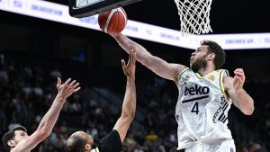 Fenerbahçe Beko deplasmanda Anadolu Efes’i uzatmada yıktı ve finale yükseldi!