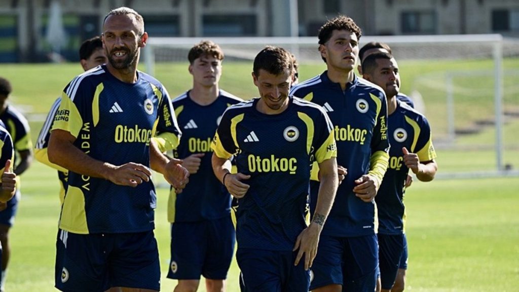 Fenerbahçe hazırlıklarını taraftara açık antrenmanla sürdürdü