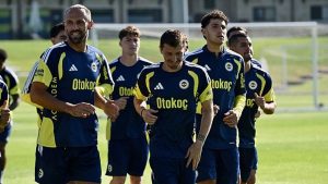 Fenerbahçe hazırlıklarını taraftara açık antrenmanla sürdürdü