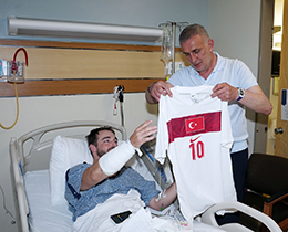TFF Başkanı Hacıosmanoğlu, Kaza Geçiren Polisi Hastanede Ziyaret Etti