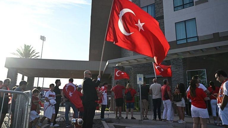 Türk taraftarlar, Vancouver sokaklarında heyecanla maç saatini bekliyor!