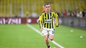 Ahmet Çakar’dan Fenerbahçeli oyuncuya eleştiri: Çok şey ifade etmeli ama edemiyor!