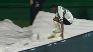 Gol sevincine koştu, tünele düştü! İşte o görüntüler