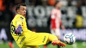 Arjantin’de olaylı maç sonu! Muslera rakibinin boğazına yapıştı