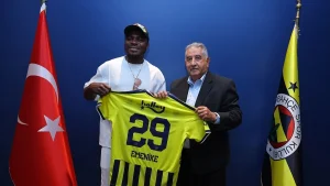 Eski Fenerbahçeli futbolcu Emenike kulübü ziyaret etti!