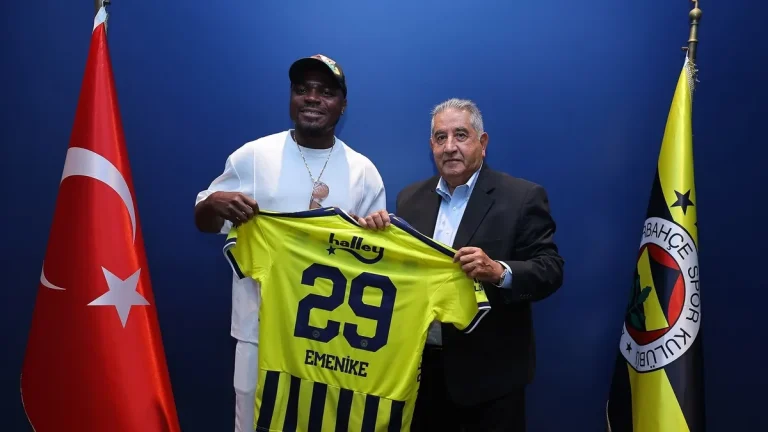 Eski Fenerbahçeli futbolcu Emenike kulübü ziyaret etti!