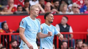 Manchester City, Manchester United karşısında 10 kişiyle kazandı!