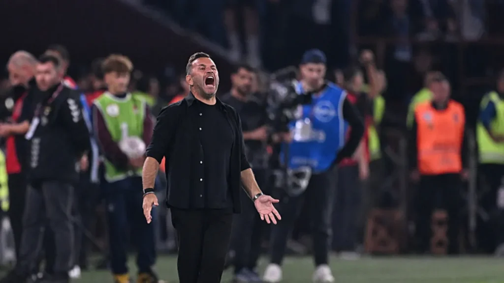 Okan Buruk kırmızı kart gördü!