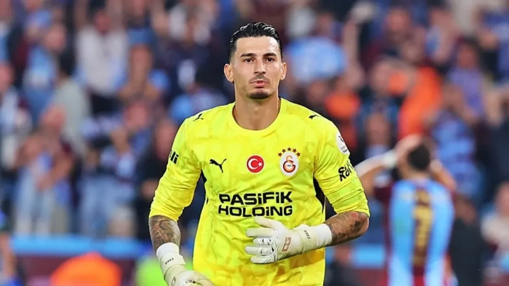 Trabzonsporlu taraftarlardan Uğurcan Çakır’a ıslıklı tepki