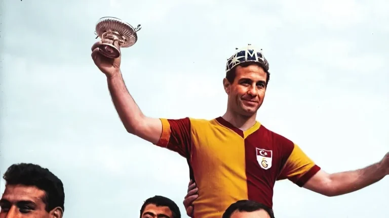 Türk futbolunun ve Galatasaray’ın unutulmaz efsanesi Metin Oktay, kabri başında anıldı