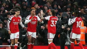 Arsenal sahasında Everton’ı 2 golle geçerek zirveye ortak oldu