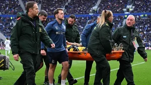 Everton-Chelsea maçında korkutan anlar! Emiliano Martinez sedyeyle oyundan çıktı