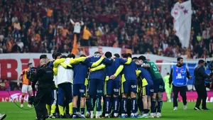 Fenerbahçe’de derbi öncesi saha ortasında toplantı!