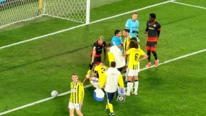 Fenerbahçe’de Nathan Ake şoku! Slavia Prag maçına devam edemedi