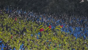 Fenerbahçe’den taraftarına derbi öncesi yağmurluk ve bere jesti!