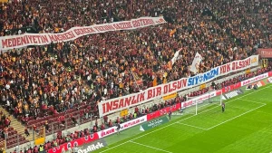 Galatasaray taraftarından derbide Gazze mesajı! İsrail’e tepki gösterdiler