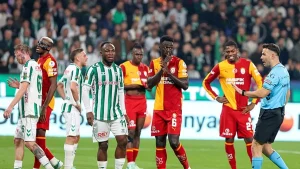 Konyaspor-Galatasaray maçında hakem beyaz noktayı gösterdi! İşte o pozisyon